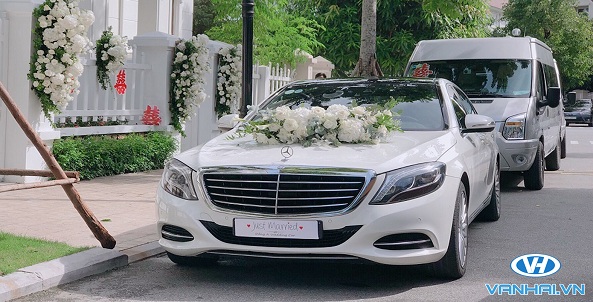 Xe cưới Mercedes được trang trí với mẫu hoa tươi rực rỡ
