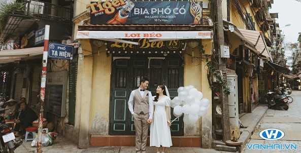Tấm ảnh cưới vô cùng lãng mạn chụp ở phố cổ