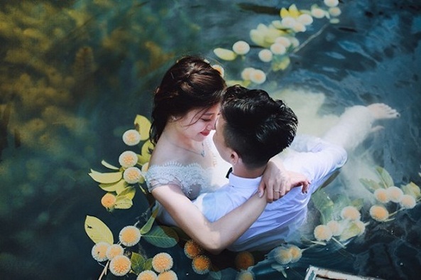 Một bức ảnh cưới ấn tượng chụp dưới làn nước trong veo ở Tràng An