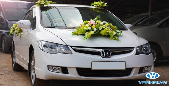 Chiếc xe cưới hiện đại góp phần làm sang trọng thêm đám cưới