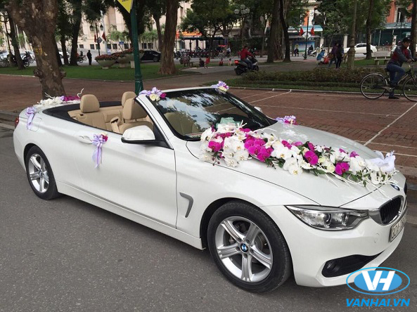 Xe cưới BMW với phần hoa xe trang trí ấn tượng