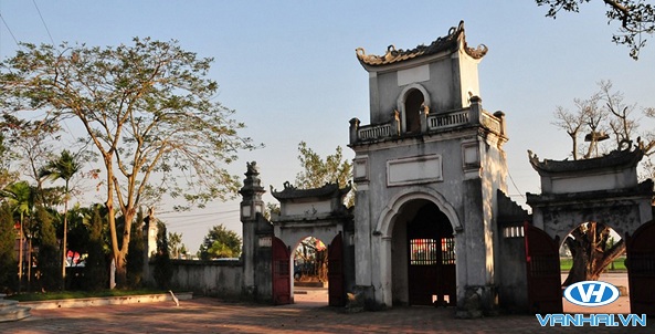 Cổng Tam quan của khu di tích Đền Trần