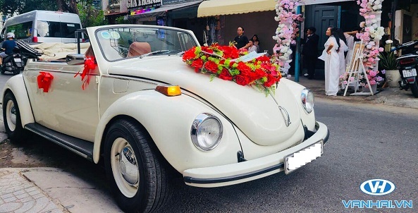 Xe cưới màu đen được trang trí mẫu hoa tinh tế