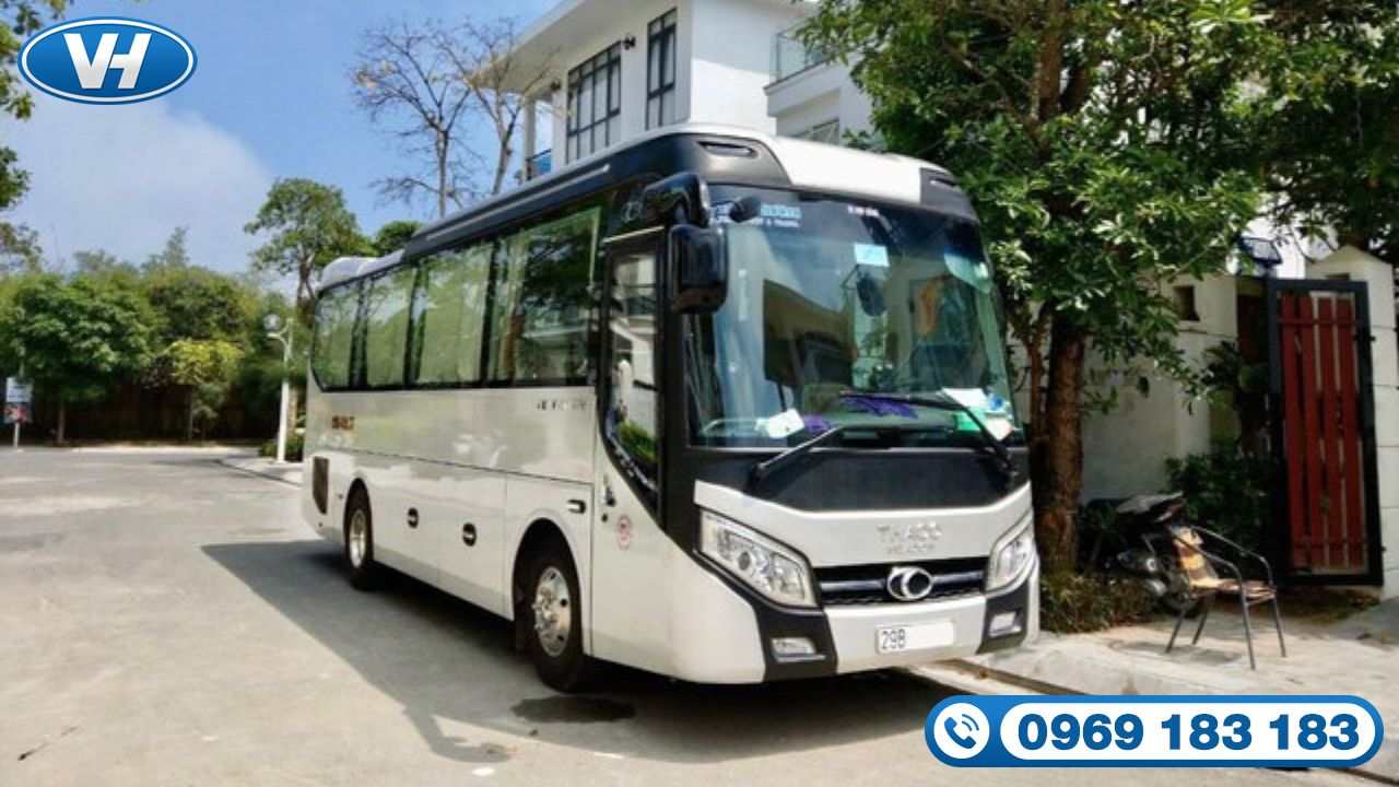 Cho thuê xe 35 chỗ Thaco Town ghi điểm với ngoại hình ấn tượng, đẹp mắt