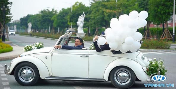 Chiếc xe cưới mui trần được trang trí tinh tế, bắt mắt