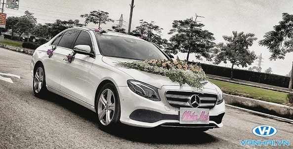 Xe cưới Mercedes kết hoa vô cùng hiện đại