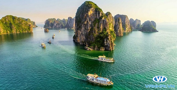 Vịnh Hạ Long - Bức tranh tuyệt đẹp của Việt Nam