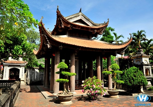 Cột kính hoành tráng tại chùa Nhất Trụ