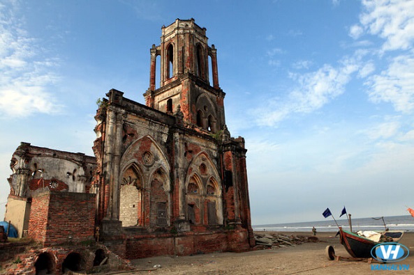 Khung cảnh hoang sơ của nhà thờ đổ