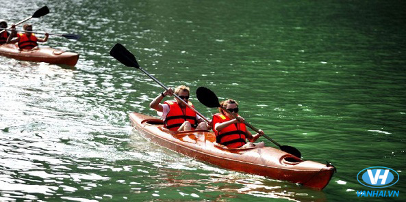 Chèo thuyền Kayak tham quan vịnh Lan Hạ xinh đẹp