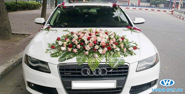 Trang trí xe hoa màu trắng với hoa hồng vô cùng đẹp mắt