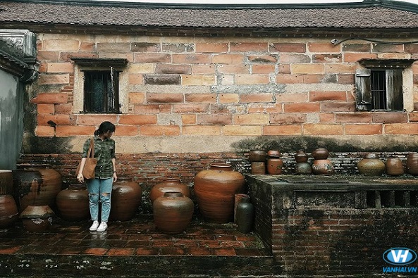 Các bạn trẻ đến chụp ảnh tại làng cổ Đường Lâm