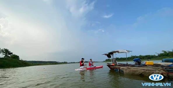 Chèo thuyền để ngắm cảnh của hồ Đồng Mô