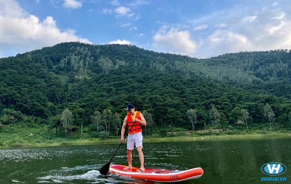 Chèo thuyền để ngắm cảnh của hồ Đồng Mô