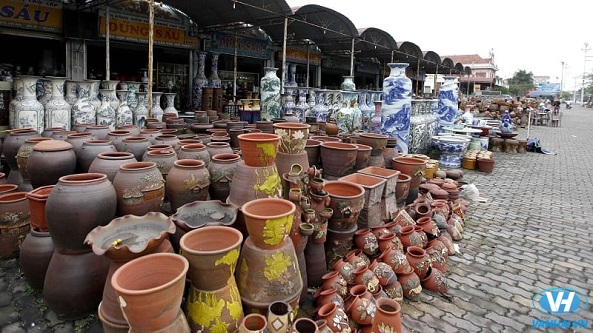 Dạo quanh chợ Bát Tràng để mua các sản phẩm gốm sứ