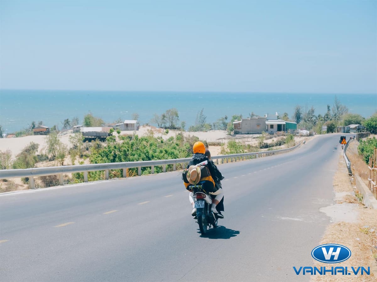 Vi vu biển bằng xe máy là giải pháp của nhiều bạn trẻ