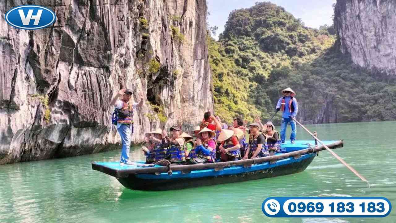 C&aacute;c đo&agrave;n kh&aacute;ch hứng th&uacute; trong h&agrave;nh tr&igrave;nh kh&aacute;m ph&aacute; Hạ Long