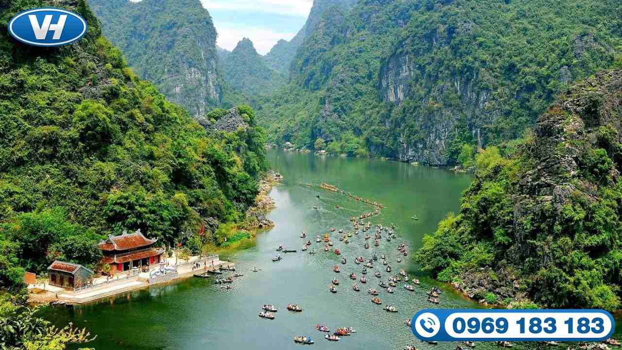 Khung cảnh Tràng An hiện lên đẹp như chốn tiên cảnh