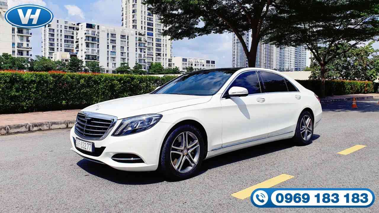 Thuê xe là phương án di chuyển chủ động cho người lớn tuổi