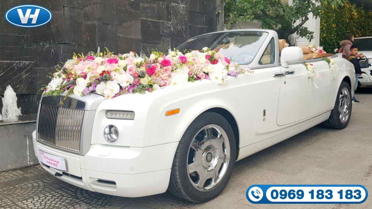 Xe cưới mui trần thời thượng giúp lễ cưới thêm ấn tượng
