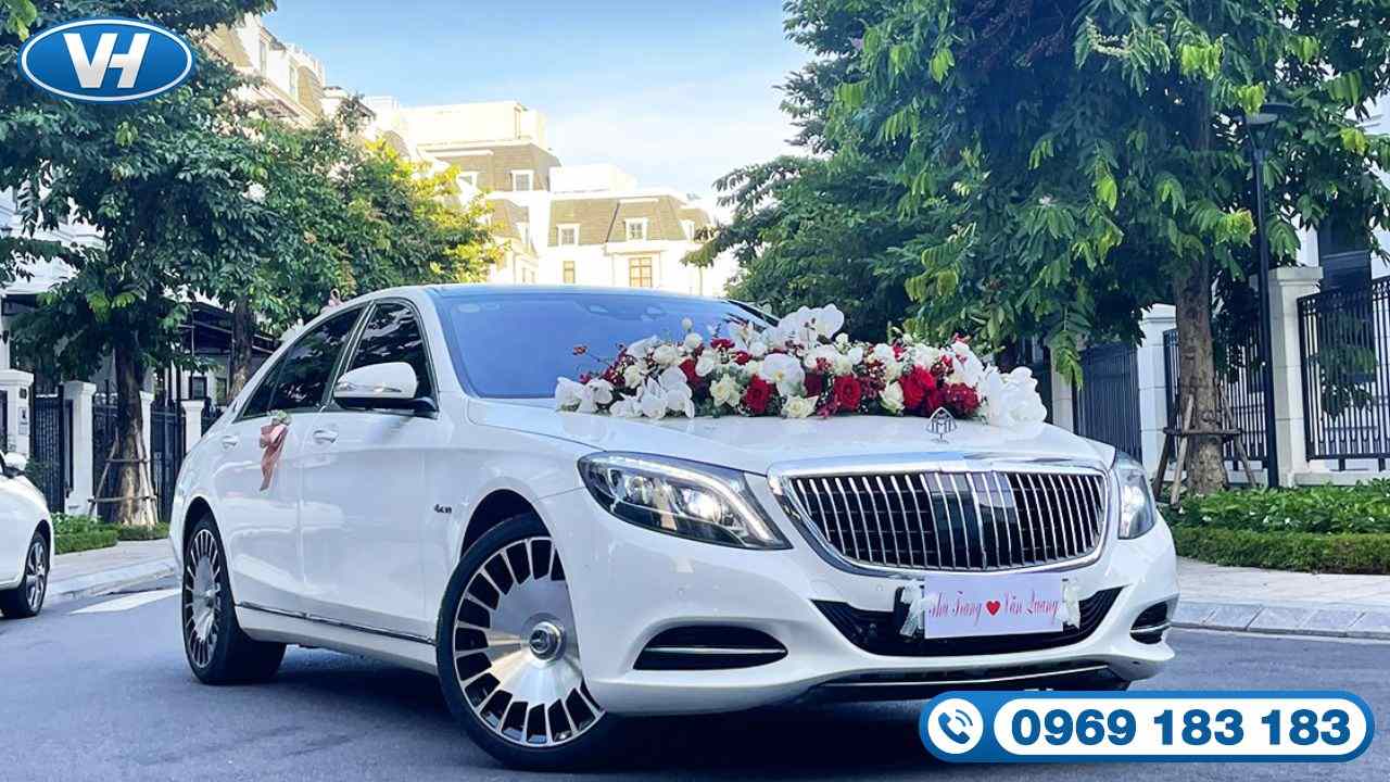 Xe cưới trắng tinh tế với hoa ấn tượng