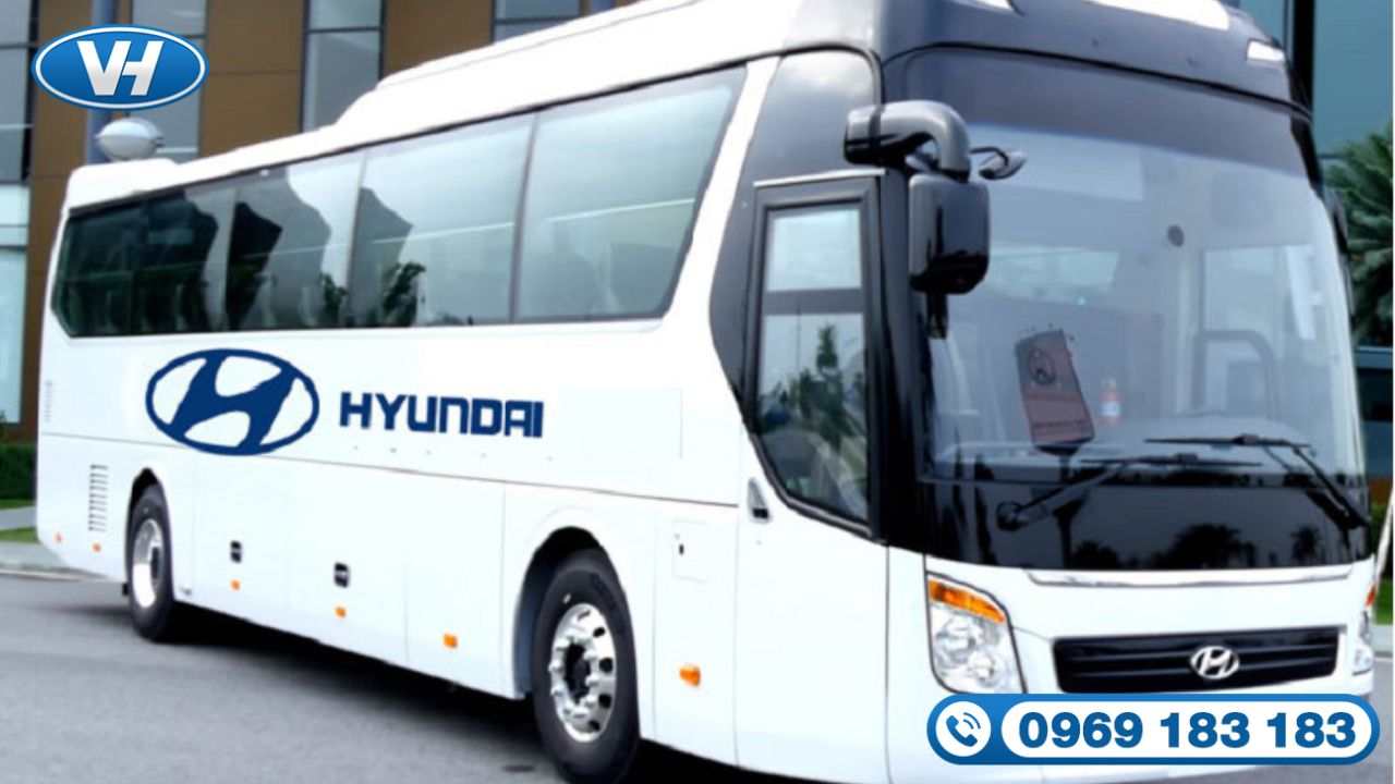 Đoàn khách đông di chuyển bằng xe 45 chỗ