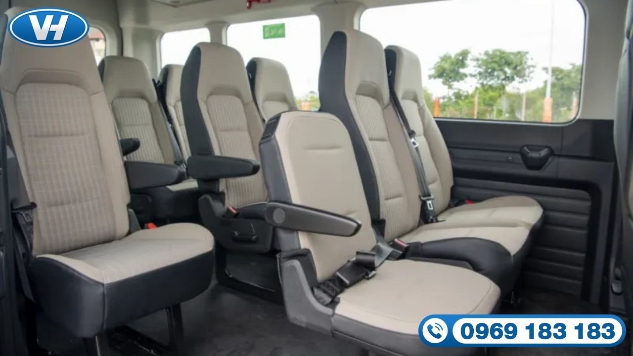Cả nhóm thoải mái di chuyển cùng xe 16 chỗ