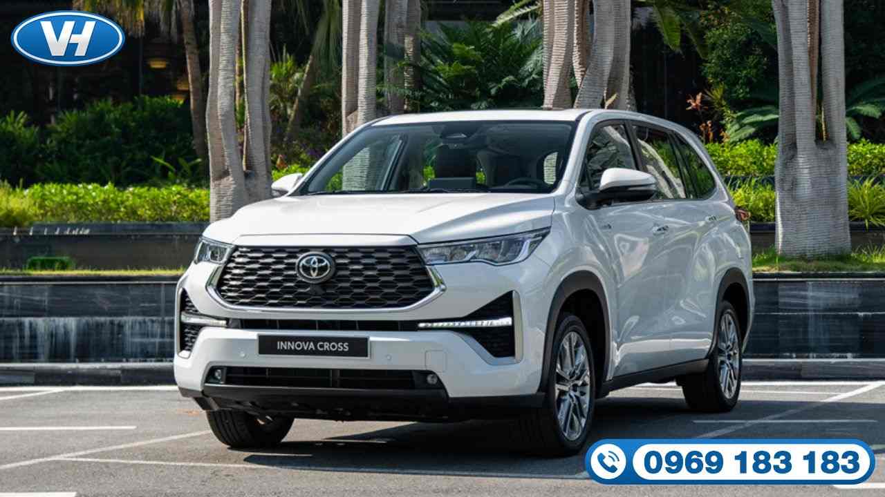Xe 7 chỗ rộng rãi khi giám đốc đi gặp gỡ đối tác tác Xe 7 chỗ rộng rãi khi giám đốc đi làm việc